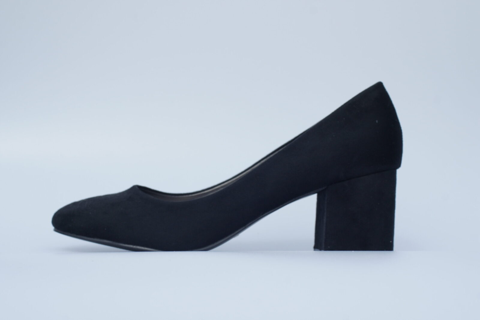 Sessy” FITTERS Blokhak pump Zwart suede – GrandEleganza